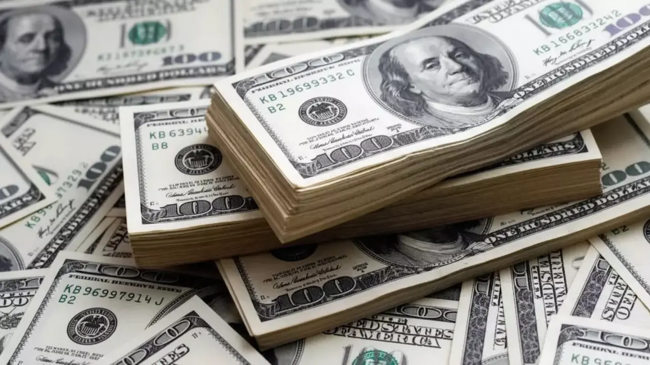 الدولار يتجاوز حاجز الـ52 جنيهاً في البنوك وسط تساؤلات حول العملة المصرية